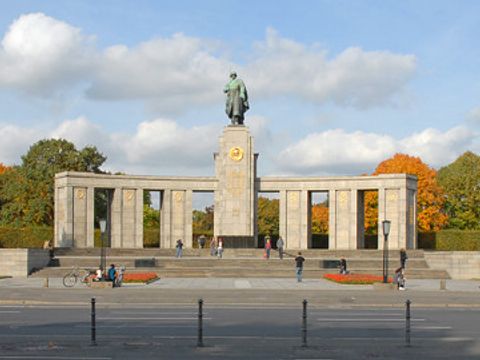 Sowjetisches Ehrenmal im Tiergarten (Bild: Landesdenkmalamt Berlin, Wolfgang Bittner)