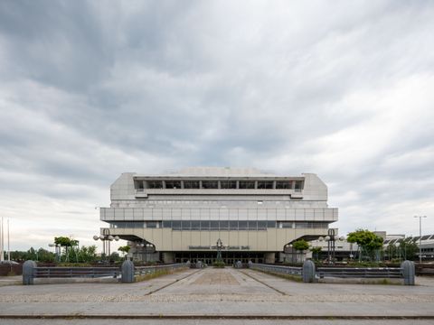 Exterior view of the entrance facade towards Neue Kantstrasse (Image: Landesdenkmalamt Berlin, Anne Herdin)