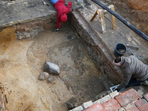 Ausgrabung einer mittelalterlichen Befundschicht (Bild: Landesdenkmalamt Berlin)