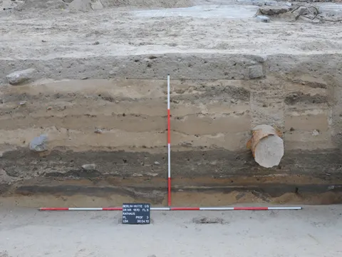 Profil von der Rathausstraße mit Lauf- und Planierschichten vom 13. bis 20. Jahrhundert (Bild: Landesdenkmalamt Berlin, Bertram Faensen)