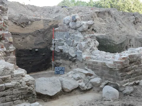 Ausgang vom alten Rathaus zur Rathausstraße, Anfang 14. Jahrhundert, der eine verfüllte Straßengrube aus dem 13. Jahrhundert schneidet (Bild: Landesdenkmalamt Berlin, Bertram Faensen)