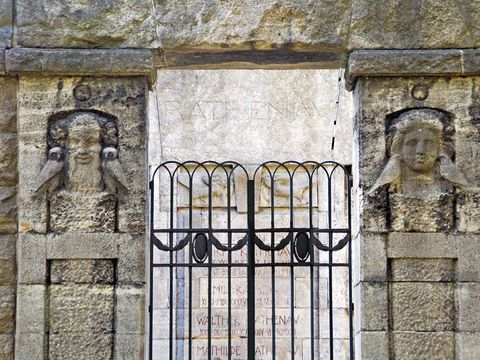 Teilansicht Portal mit Relief und rekonstruiertem Tor, Foto 2009