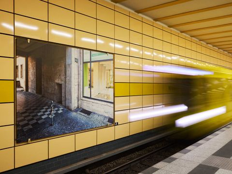 Großformatige Fotokunstwerke auf der Gleisebene Weberwiese