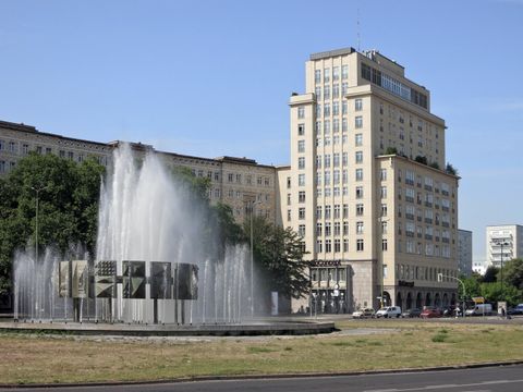 Brunnen auf dem Strausberger Platz (Bild: Landesdenkmalamt Berlin, Wolfgang Bittner)