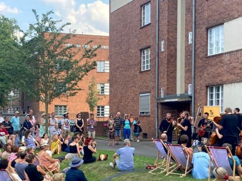 Auftritt des Stegreif Orchesters am Welterbefestival 2024 in der Siedlung am Schillerpark 2024