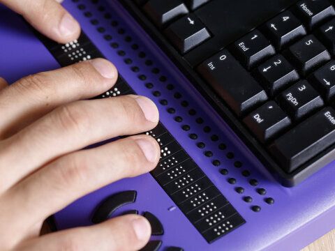 Hände auf Braillezeile