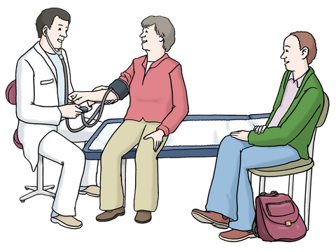 Ein Arzt misst den Blutdruck bei einer älteren Patientin und ein Begleiter sitzt daneben