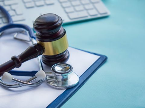 Handgriff und Stethoskop. Medizinische Jurisprudenz. Rechtliche Definition von ärztlichen Kunstfehlern. Anwalt. Häufige Fehler von Ärzten, Krankenschwestern und Krankenhäusern