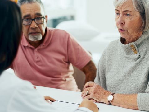 Gespräch mit älterem Ehepaar und medizinischer Angestellten