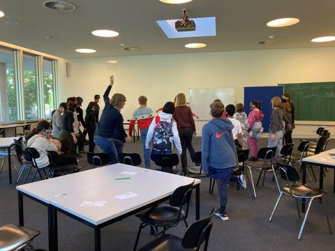 Klassenraum mit mehreren Schüler:innen