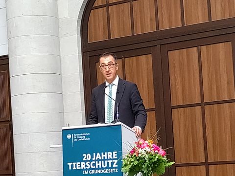 Cem Özdemir hinter einem Rednerpult auf der Veranstaltung 20 Jahre Tierschutz im Grundgesetz