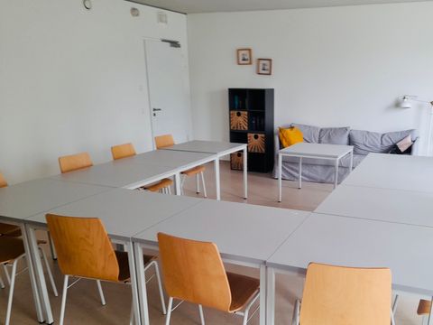 Raum mit Tischen und Stühlen