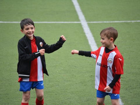 Fröhliche Kids auf dem Fussballfeld