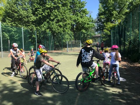 Fahrradparcour von Kindern