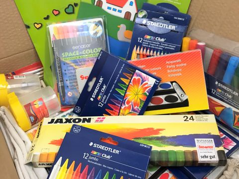 Packungen mit verschiedenen Malstiften für Kinder