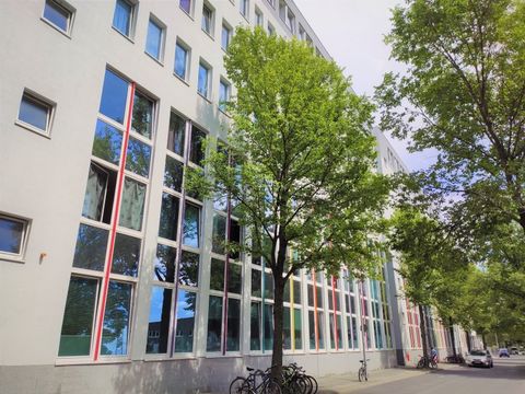 Aussenansicht der Fensterfront der Gemeinschaftsunterkunft Treskowstraße in Pankow