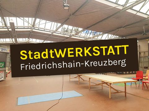 Blick in die Adlerhalle mit dem Logo des Pilotprojektes StadtWERKSTATT Friedrichshain-Kreuzberg