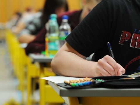Schülerinnen und Schüler schreiben die Abitur-Prüfung