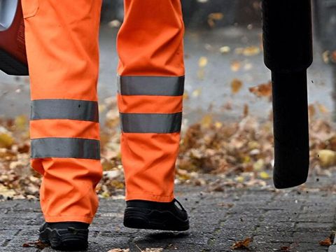 Mitarbeiter von der BSR machen das Laub weg.