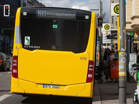 Bus-Linie in Berlin an einer Bus-Haltestelle