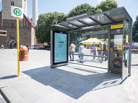 neues Warte-Haus an der Bus-Haltestelle Marienkirche im Bezirk Mitte