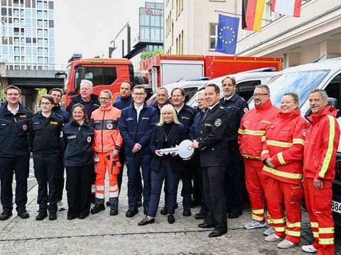 Innensenatorin Spranger übergibt neue Katastrophenschutzfahrzeuge