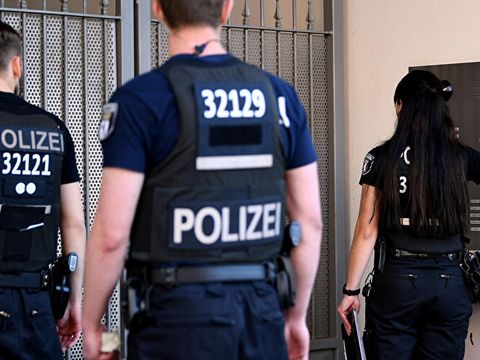 Polizei klingelt an einem Wohn-Haus