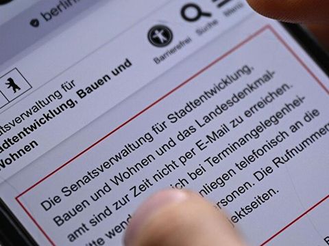 Handy-Bildschirm mit der Internet-Seite der Verwaltung für Wohnen.