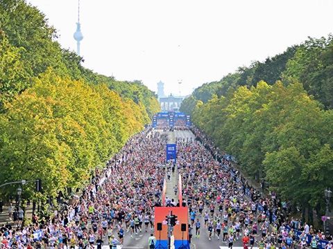 Sportler beim Start vom Berlin Marathon auf der Straße des 17. Juni