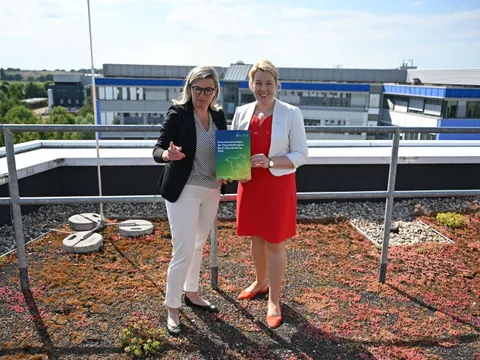 Brandenburgs Wirtschafts-Ministerin Martina Klement und Berlins Wirtschafts-Senatorin Franziska Giffey mit dem Strategie-Papier