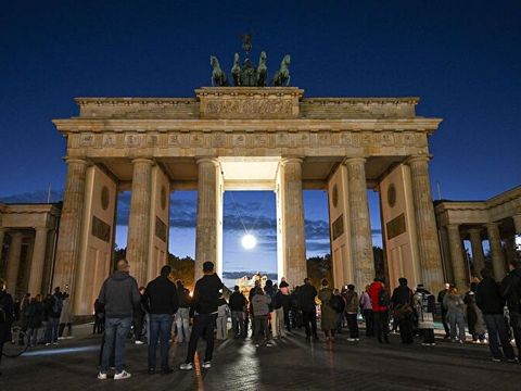 Mond-Leuchte im Mittelgang vom Brandenburger Tor.