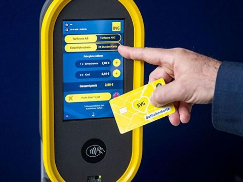 Fahrkarten-Automat heißt Validator.