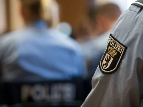 Der Arm eines Polizisten in Uniform