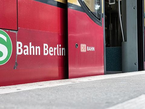 Zug der S-Bahn mit offener Tür