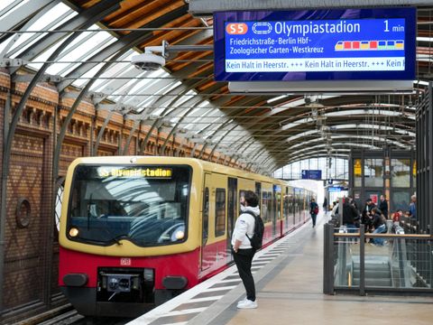 S-Bahn in einem Berliner Bahnhof