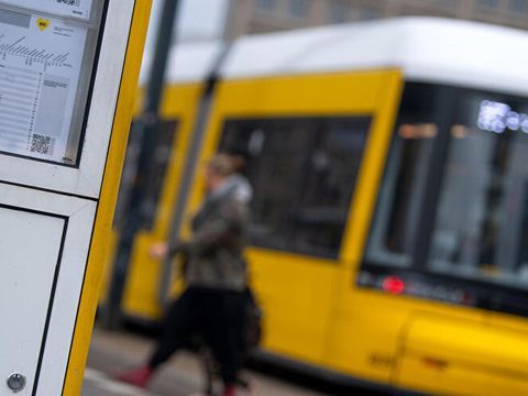 Tram an einer BVG-Haltestelle in Berlin