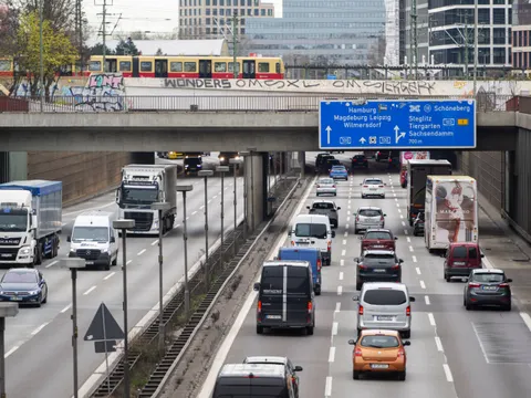 Verkehr auf der Autobahn in Berlin