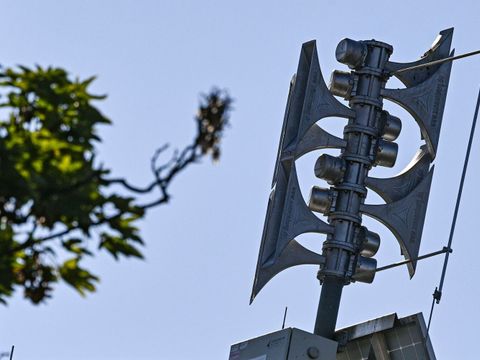 Sirene auf einem Haus-Dach