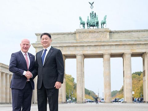 Vor dem Brandenburger Tor: links steht Kai Wegner, der Regierende Bürger-Meister von Berlin. Rechts steht Ukhnaa Khurelsukh, der Präsident der Mongolei.