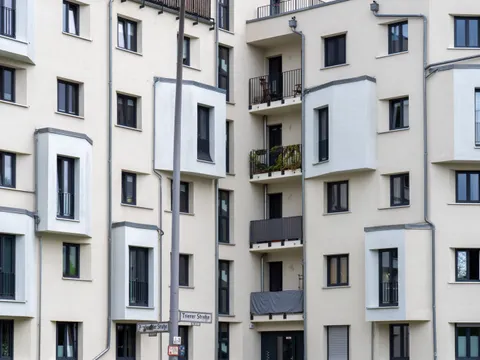 ein hohes Wohn-Haus mit vielen Wohnungen und Fenstern