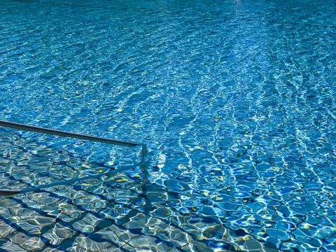 Treppe ins Schwimm-Becken im Freibad