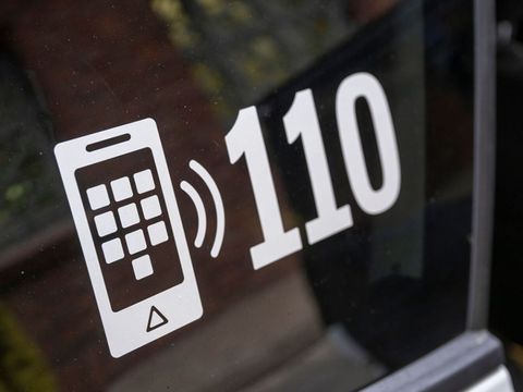 Notruf-Nummer 110 auf einer Fenster-Scheibe