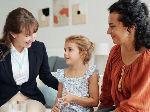 Sozialarbeiterin im Gespärch mit einem Kind