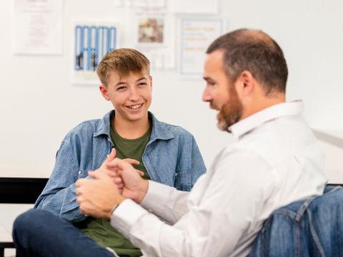 Teenager und Sozialarbeiter im Gespräch