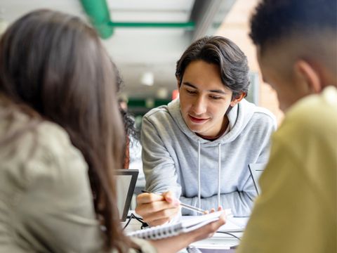 Studiengruppe berät sich zu einer Aufgabe
