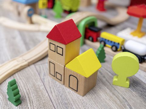 Mit Holzklötzen gebautes Haus und Umgebung mit Bäumen und Straßen