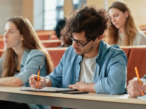 Studium - Studenten in einem Hörsaal