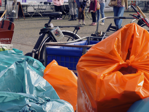 Fit in Sachen Müll Header mit Mülltüten auf dem Leopoldplatz