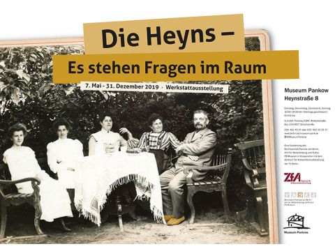 Plakat: Die Heyns – Es stehen Fragen im Raum (Bild: Museum Pankow)