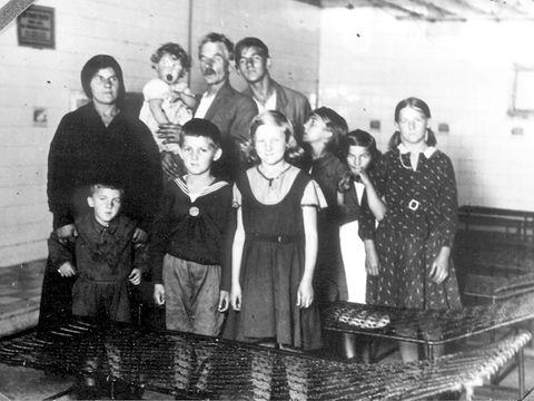 Groß-Berlin 1920-2020, fa035788, Familie (Eltern mit 8 Kindern) in einem Schlafsaal des Obdachlosenaslys Fröbelstraße, Prenzlauer Berg, um 1920
